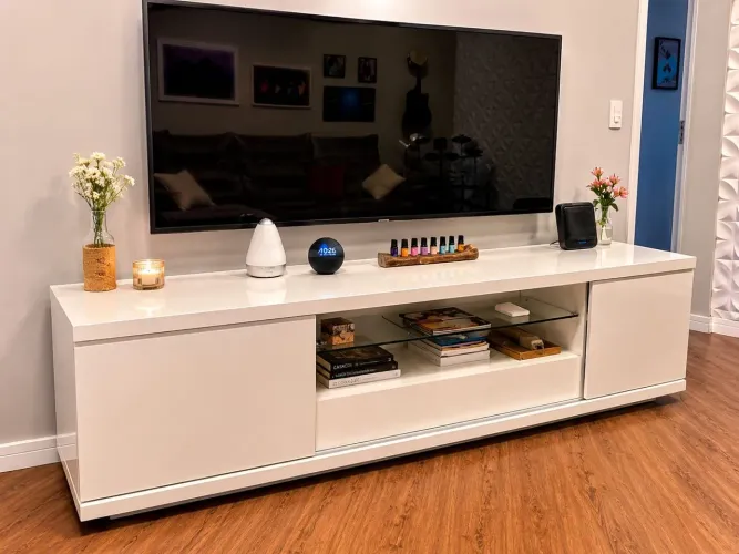 Rack Branco Laqueado Premium para TV Grande com Nicho de Vidro
