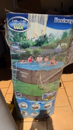 Piscina Bestway 9 mil litros usada