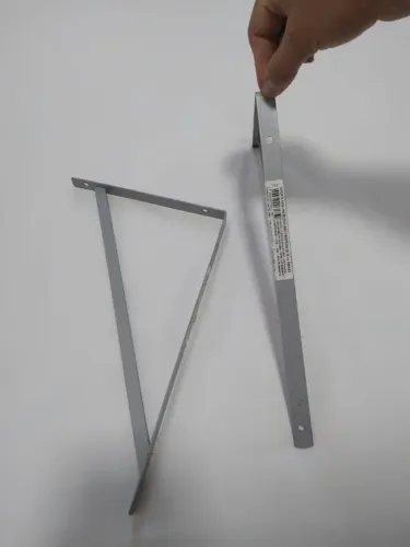 Par de suportes metálicos para prateleira, com furos já prontos para fixação.