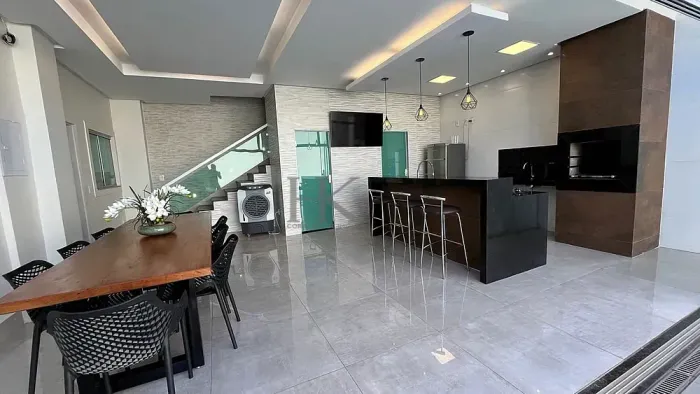 4 quartos, sendo 2 suítes. Espaço gourmet com piscina aquecida.