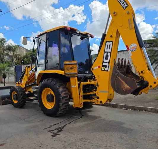 VENDE-SE Retroescavadeira JCB 3CX
