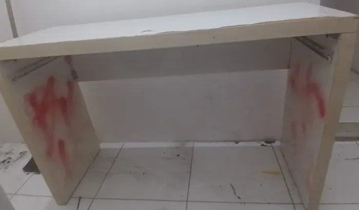 Vende mesa de computador e prateleira.