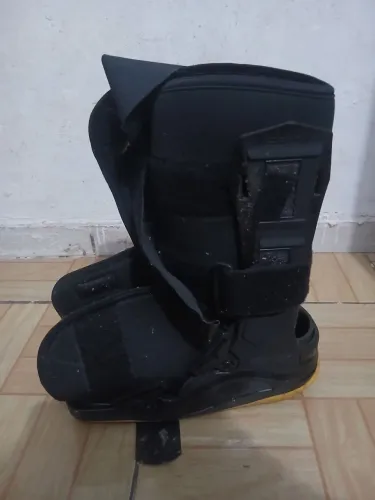 MULETA + BOTA ORTOPÉDICA