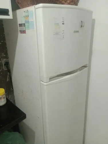 Uma geladeira e uma máquina