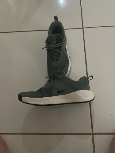 Tênis Nike revolucion