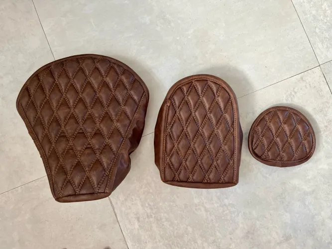 Kit Capas GV Bancos Royal Enfield Meteor 350 + Leather Grip - Marrom Diamantada | Novos