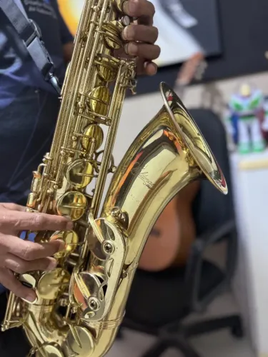 SAXOFONE TENOR WALDMAN MUITO NOVO !! ACOMPANHA SUPORTE DE PAREDE,CORREIA,VÁRIAS PALETAS.