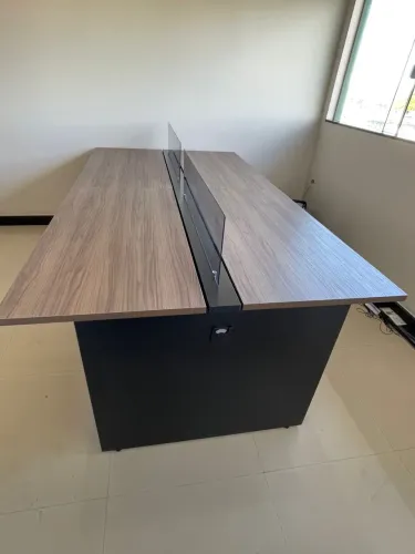 MESA ESTACAO DE TRABALHO 4 lugares com divisoria de vidro  LOJA IKONOFFICE 