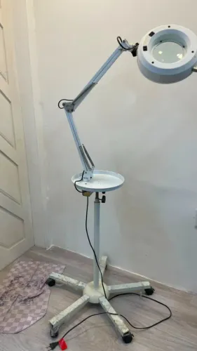 Lupa luminária profissional com pedestal e rodízios
