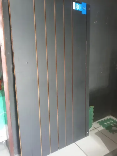Painel para loja com emvelopamento preto fosco Em excelente estado de conservação.