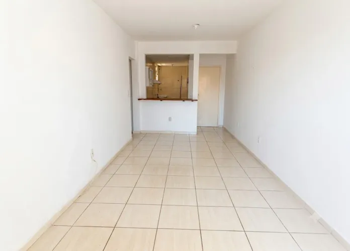 Alugo 2 quartos, sala, cozinha, banheiro social e varanda.
