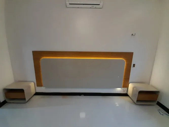 CABECEIRA COM LED E CRIADO MUDO