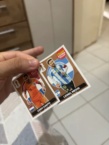 Figurinha Messi e gakpo bronze