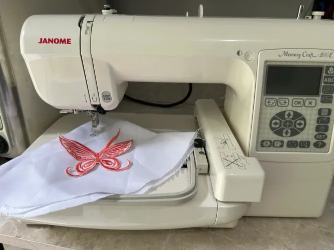 Máquina de bordar Janome 200e