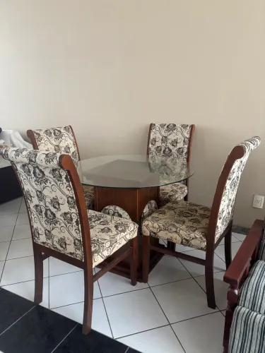 Mesa com 4 cadeiras
