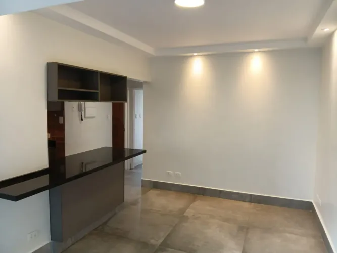 Apartamento para locação com 02 dormitórios, 02 banheiros sendo 01 social e 01 de serviço,
