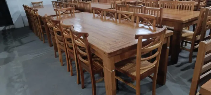 Mesa de madeira com 10 cadeiras 2.50x1 $ 4.999,00 no Pix nova e a pronta entrega