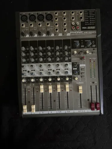 Mesa de som Phonic AM1204FX