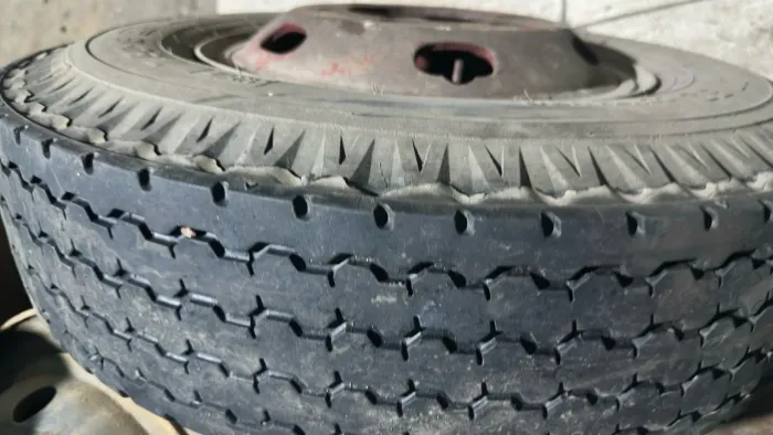 Pneus 900 com câmara montados