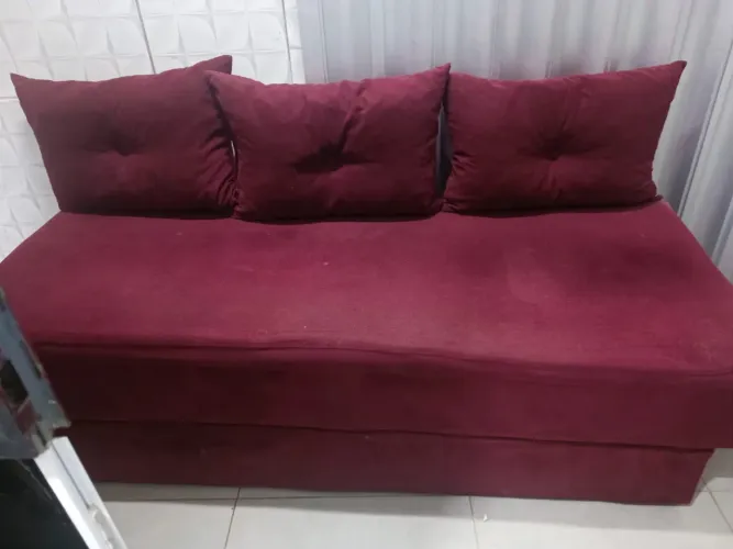 Sofá cama multifuncional bordô