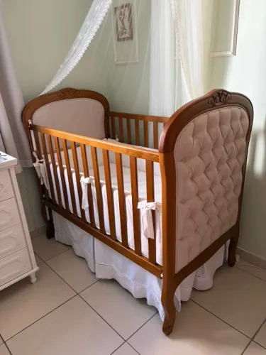 Berço provençal em madeira maciça e capitonê em camurça