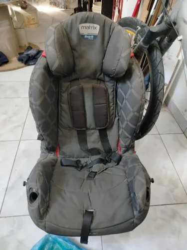 Vendo cadeira pra criança de carro