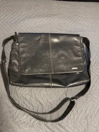 Bolsa tipo carteiro masculina , preta , couro legítimo , comprada na Argentina .