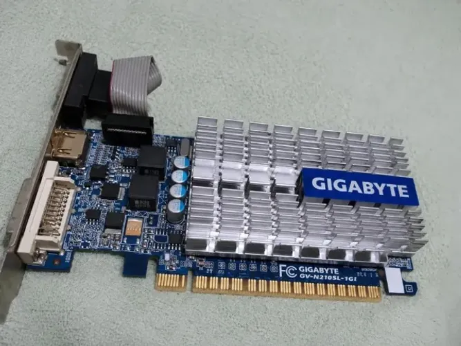 Placa de Video GT 210 1GB
