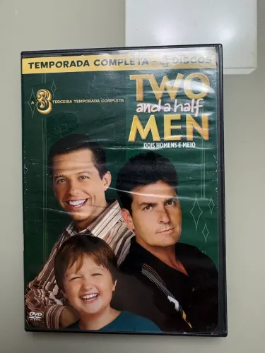 12 DVDs das 3 primeiras temporadas de Two and a Half Men