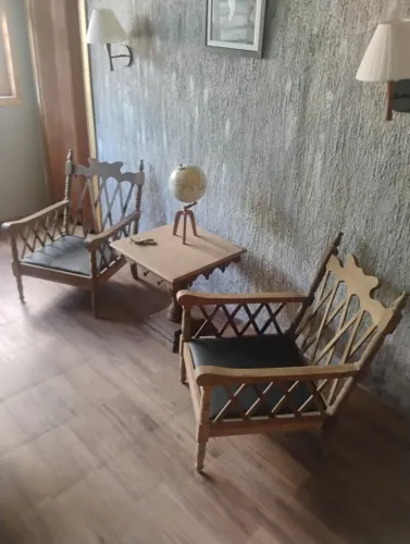 Antigo conjunto de poltronas e mesa em madeira maciça
