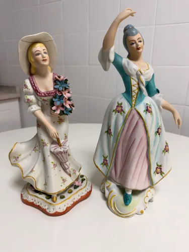 Par de damas medievais em louça.