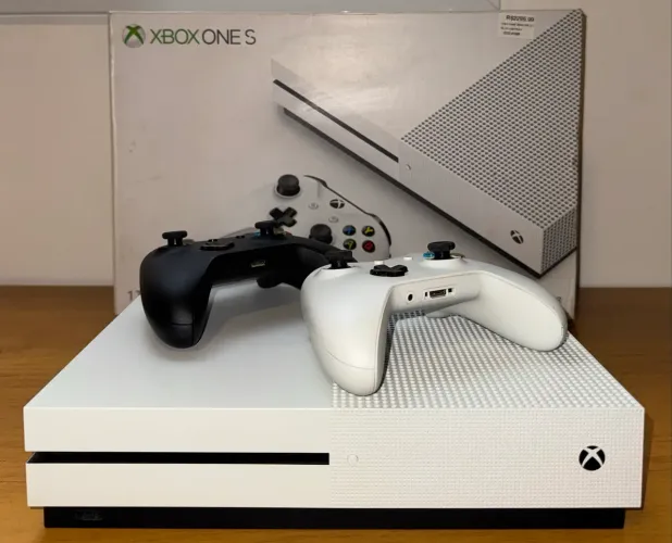 Xbox one s 1TB com caixa + 2 controles - pouco utilizado