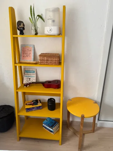 Estante escada + mesa lateral amarela ? R$ 200 o conjunto