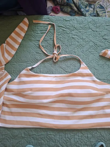 Duas blusas em boas condições