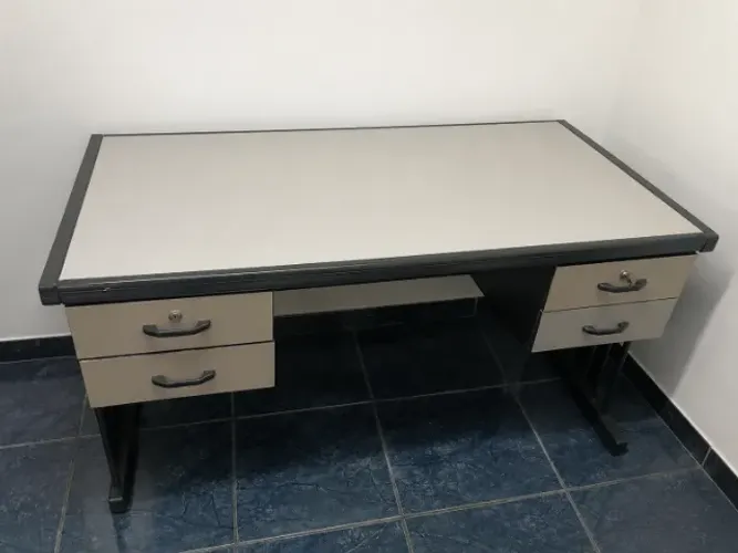 MESA MARCA ERITEX COM 4 GAVETAS MEDIDAS 155X70X70