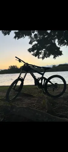 Vendo bike de DH(DownHill) no precinho, aguenta muito