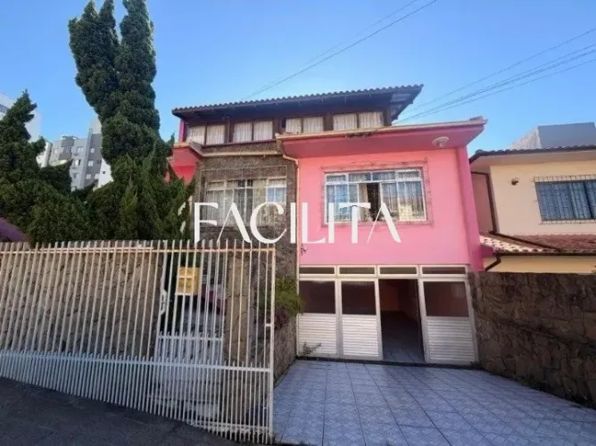 Casa com 4 quartos no bairro Barreiros, São José.