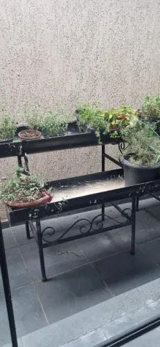 Jardineira com suporte para flores