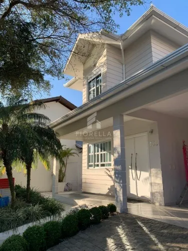 Casa em condomínio fechado, com 04 dormitórios sendo 01 suíte, na Ponte do Imaruim/Palhoça