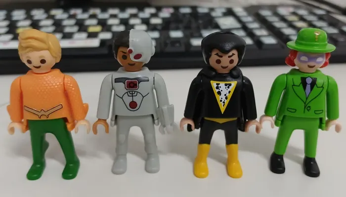 Playmobil DC Kinder Ovo - valor unitário 
