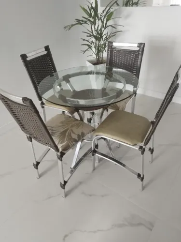 Mesa de vidro com pés de alumínio com 4 cadeiras de alumínio  