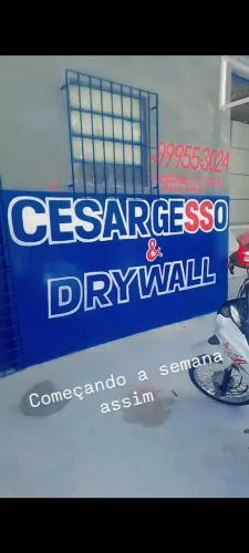 Letreiro pintura desenho e paisagem em área de piscina