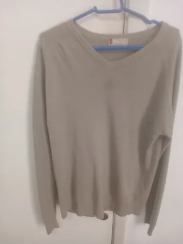Suéter em tricot de cor bege com decote em V