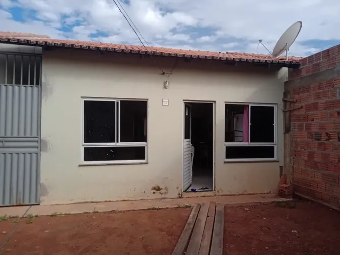 Vende-se uma casa.  Aceito propostas