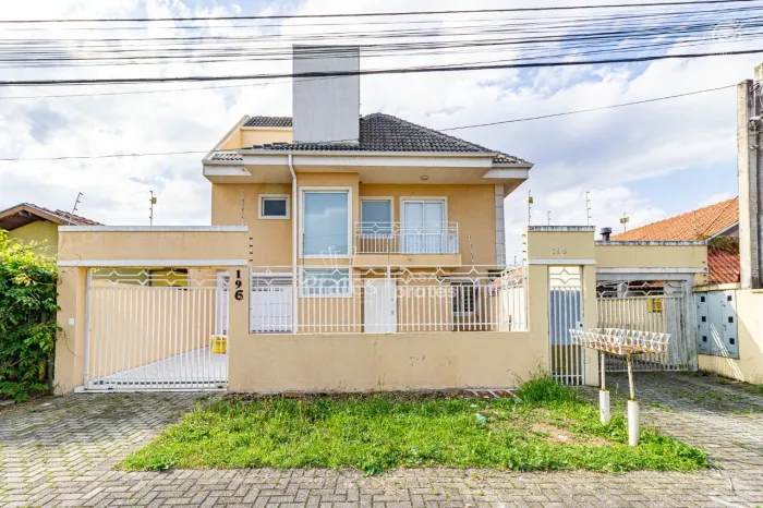 Excelente sobrado em Santa Felicidade
