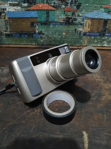 Maquina fotografica Konica Z-up 130e, funcionando.