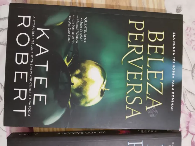 Livros da KATEE ROBERT NOVOS e TRONO DE PENAS E OSSOS (LACRADO)