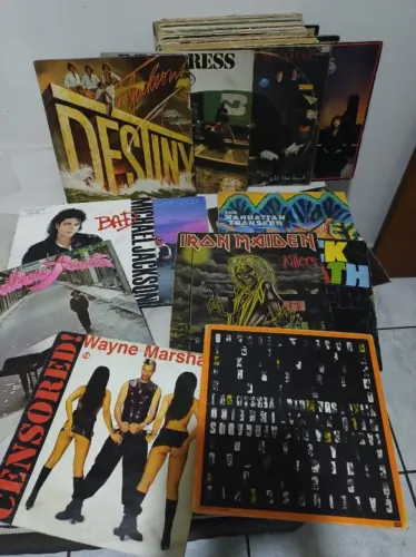 Lote de 29 Capas sem Disco e 01 Fita K7