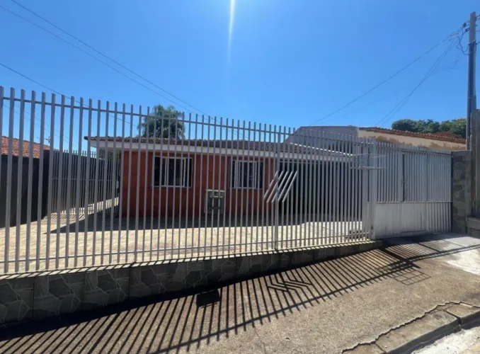 Casa padrão, terreno grande, excelente rua e bairro