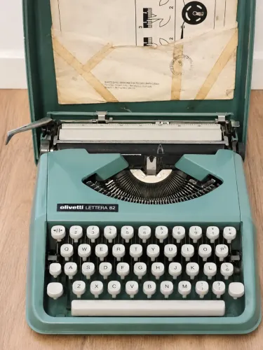 Máquina de Escrever Olivetti Lettera 82 com Maleta  - Original Funcionando